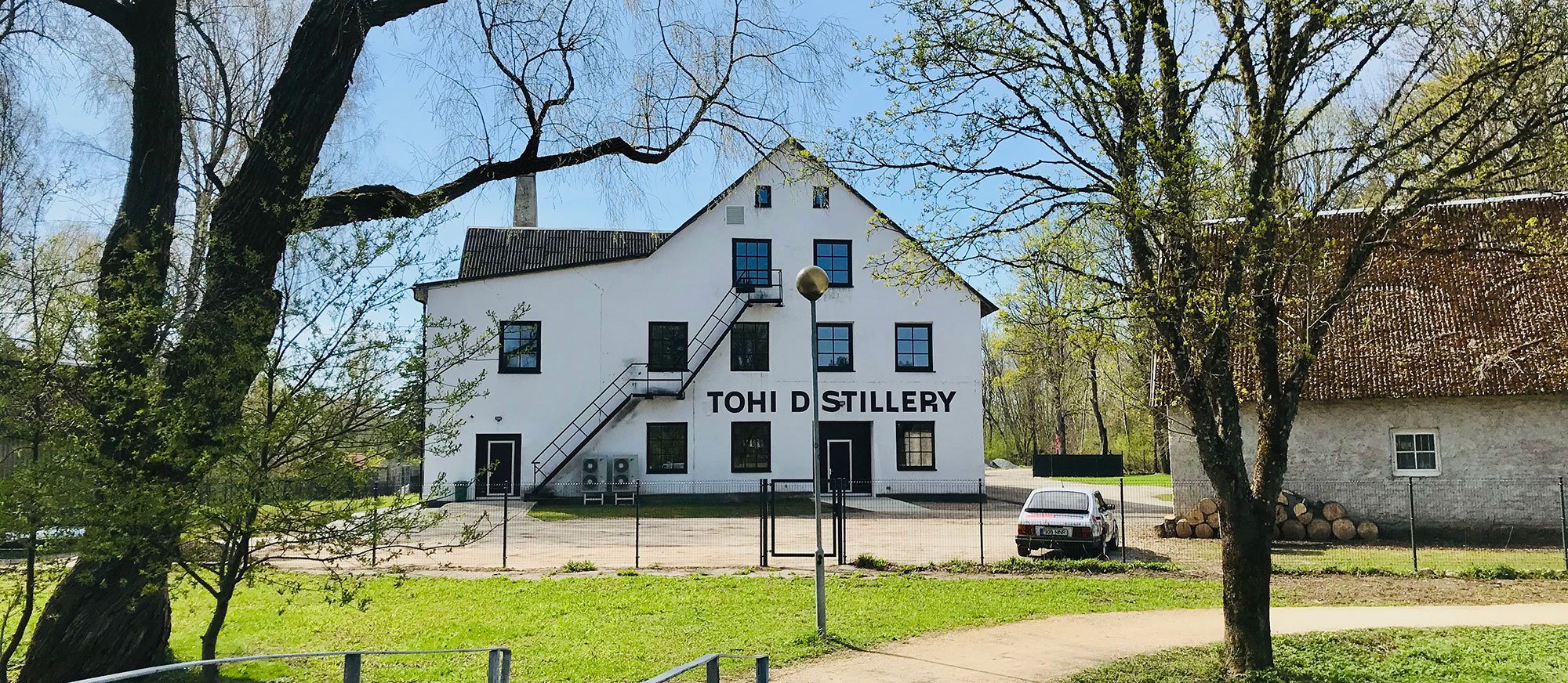 tohi-distillery-hoovikohvik-terrass