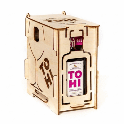 Puidust kinkekarp punase arooniadžinni ja kokteiliklaasiga. Tohi Distillery